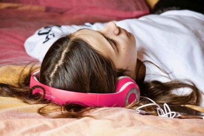 5 Bahaya Menggunakan Headset Saat Tidur