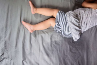 5 Cara Hilangkan Bau Pesing Ompol Bayi di Kasur