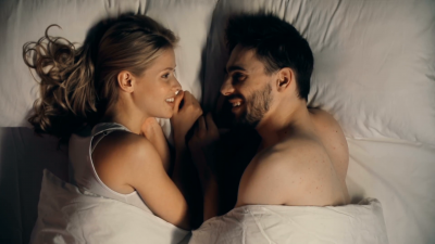 7 Manfaat Pillow Talk, Lebih Intim dengan Pasangan