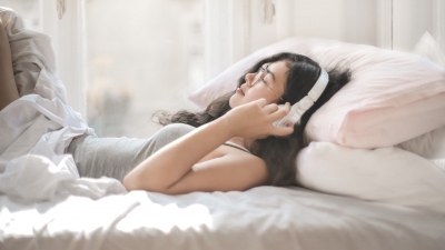 4 Manfaat dan Tips Mendengarkan Musik Saat Tidur