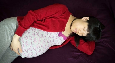 posisi-tidur-agar-bayi-tidak-sungsang-inthebox.jpg